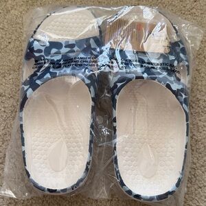 Womens New Spenco Blue Camo Slip-On sandals, women’s size 9